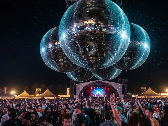 Esferas disco extra grandes para centros de convenciones y eventos corporativos