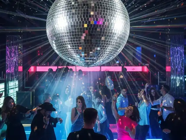 Venta y renta de bolas disco para clubes nocturnos y discotecas - Soluciones permanentes