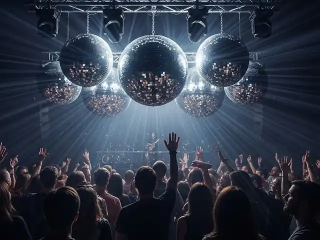 Bolas disco gigantes para conciertos y festivales masivos - Sistemas DMX profesionales