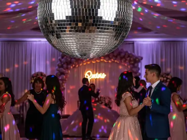 Iluminación con bolas disco para XV años - Efectos de luz espectaculares para quinceañeras