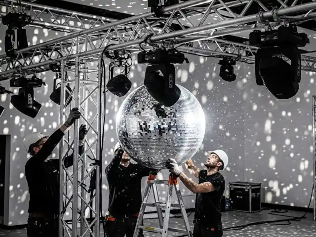 Instalación profesional de bolas disco y sistemas de iluminación LED DMX