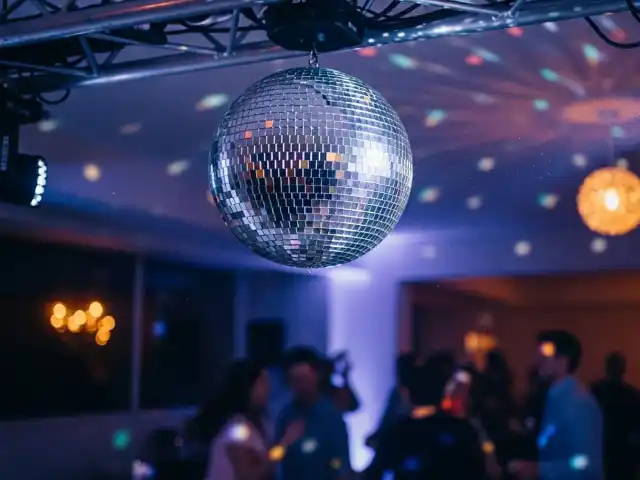 Servicio de renta de bolas disco profesionales en CDMX - Instalación incluida desde $1,299