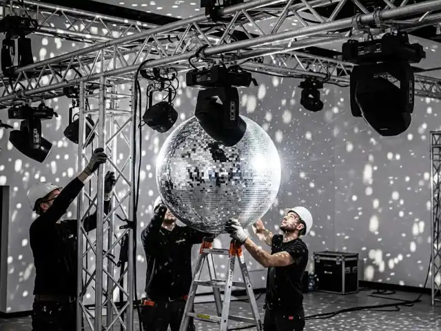 Montaje profesional de bolas disco con motor y DMX