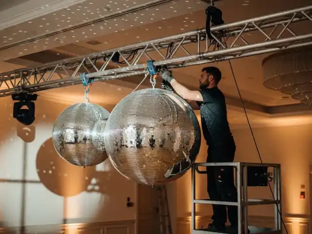 Servicio de instalación técnica de bolas espejo e iluminación