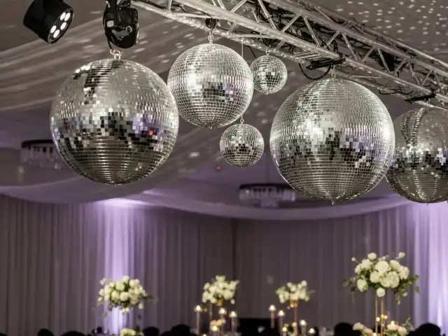 Alquiler de bolas espejo para eventos sociales